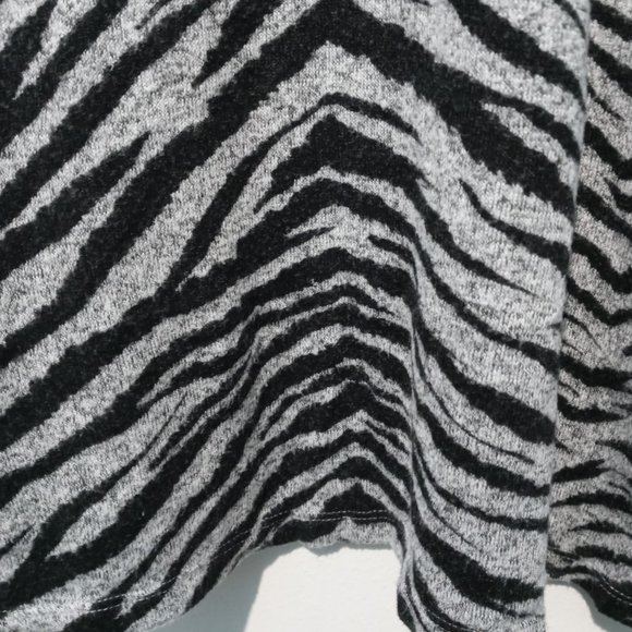 Torrid Plus Size Super Soft Plush Zebra Print Sweater 3/4 Sleeve Size 2 - Picture 5 of 7